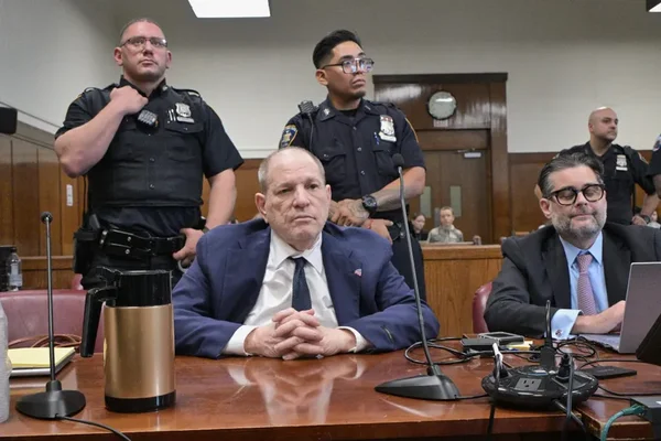 Harvey Weinstein au tribunal, entouré de policiers et de son avocat.