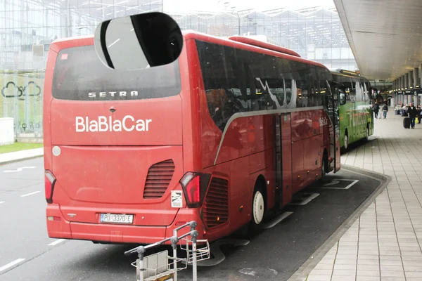 Autocar BlaBlaCar rouge à l'arrêt de bus de l'aéroport de Cologne-Bonn (Allemagne).