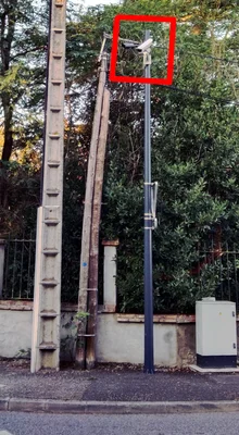 Caméras de surveillance installées sur un lampadaire à Aucamville, en Haute-Garonne.