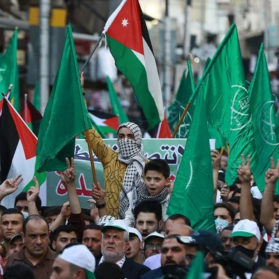 Manifestation de soutien aux Frères musulmans avec des drapeaux verts et jordaniens.