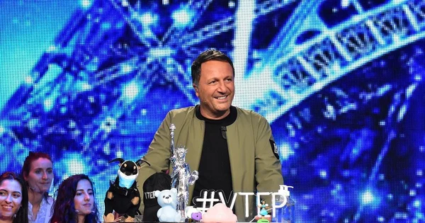 Arthur entouré de figurines sur le plateau de District Z, avec trois invitées assises.