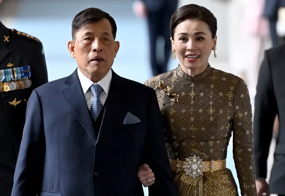 Le roi Maha Vajiralongkorn et une femme en tenue traditionnelle lors de sa visite d'État en France