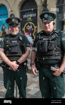 Policiers du PSNI en patrouille dans le centre-ville de Belfast.