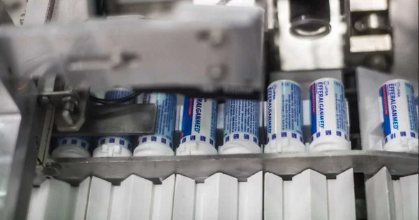 Flacons d'EfferalganMed en cours de conditionnement sur une chaîne de production.