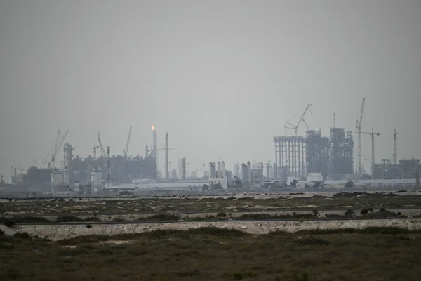 Vue panoramique de la zone industrielle de Ras Laffan avec des installations en construction.