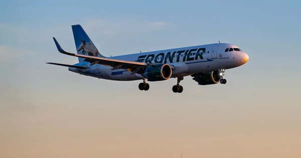 Un Airbus A320 de Frontier Airlines en vol, illustrant le type d'appareil impliqué dans l'incident.