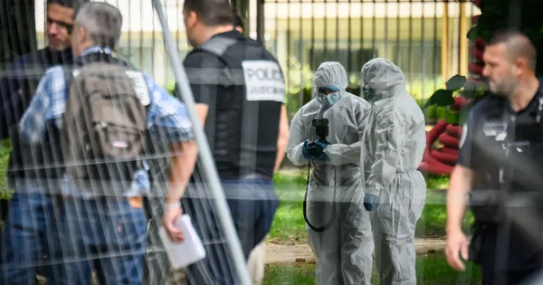 Scène de crime à Nantes : des techniciens en tenue de protection analysent les impacts dans une cuisine.