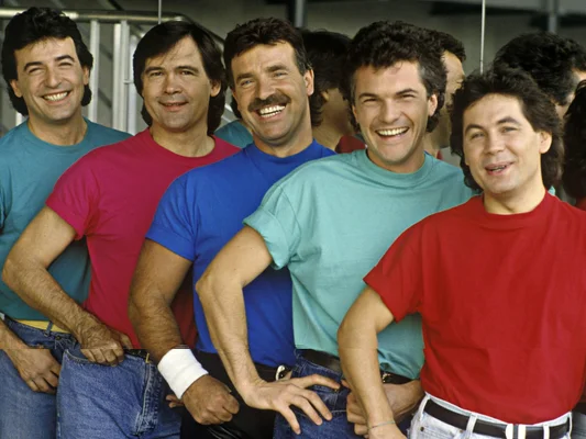 Les Musclés en tenue décontractée, photo promotionnelle des années 1980.