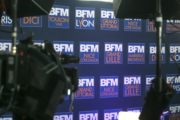 Les logos des chaînes locales BFM lors d'une conférence de presse.