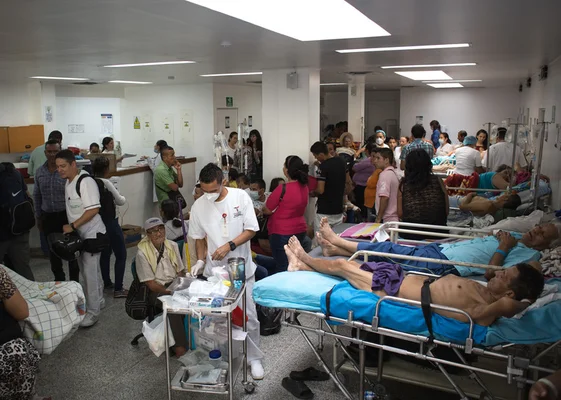Service d'urgence bondé dans un hôpital vénézuélien, illustrant la crise sanitaire.