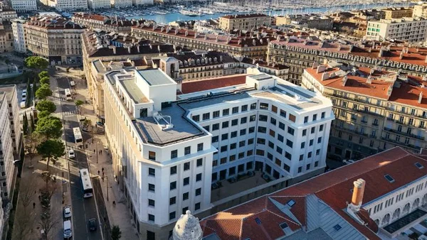 Vue aérienne du siège du groupe CMA Media.