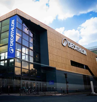 Un magasin Decathlon au design contemporain, reflétant l'image de l'entreprise.