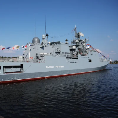 La frégate russe Amiral Grigorovitch amarrée, pavillons de signalisation déployés.