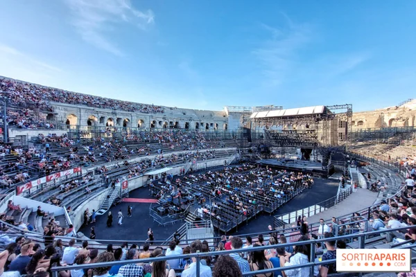 Les Arènes de Nîmes aménagées pour un concert, avec scène et gradins dans l'amphithéâtre romain.