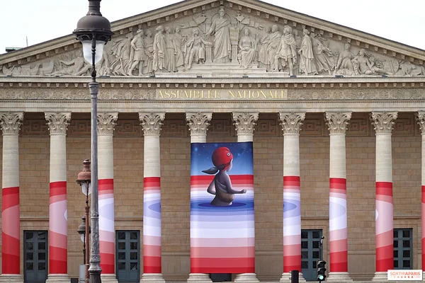 La façade du Palais Bourbon parée des couleurs de l'œuvre Marianne rêve de Seth.