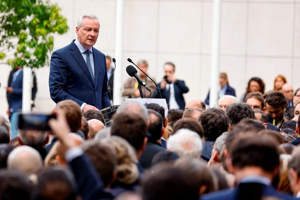 Bruno Le Maire prenant la parole devant un public nombreux en extérieur.