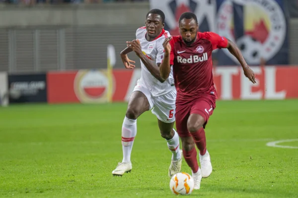 Ibrahima Konaté (RB Leipzig) luttant pour le ballon face à Reinhold Yabo (Salzburg) en Europa League.