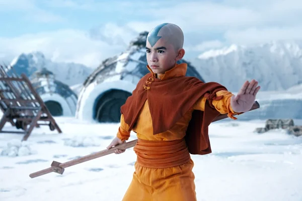 Aang, l'Avatar, dans un paysage enneigé du Pôle Sud, brandissant son bâton.