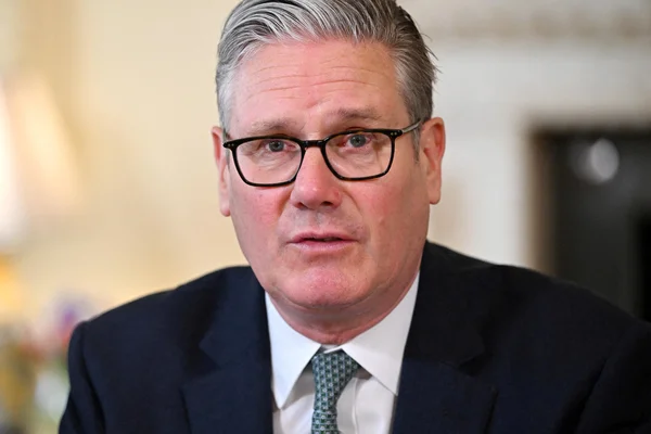 Keir Starmer, Premier ministre britannique, s'exprimant sur les incendies criminels antisémites.