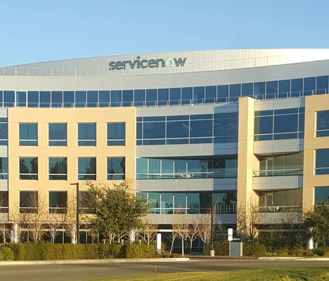 Siège social de ServiceNow à Santa Clara, Californie, avec le logo de l'entreprise sur le toit.