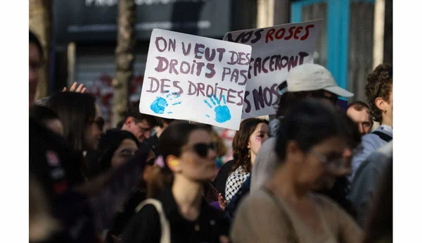 Des manifestants brandissent des pancartes lors d'un rassemblement contre les violences sexuelles.