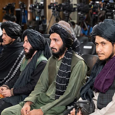 Conférence de presse de responsables talibans devant des caméras de télévision.