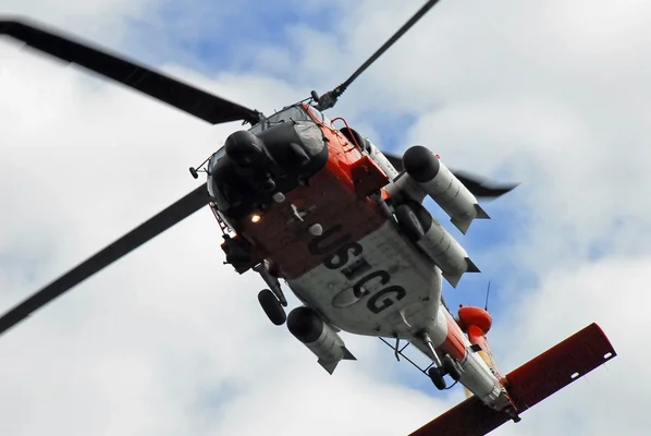Hélicoptère MH-60 Jayhawk des garde-côtes en vol depuis la station aérienne de Kodiak.