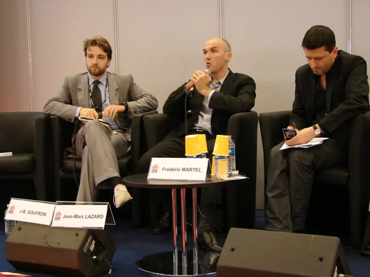 Jean-Baptiste Soufron, Frédéric Martel et Jean-Marc Lazard lors d'un débat au KM forum OnLine.