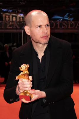 Nadav Lapid avec l'Ours d'or remporté à la Berlinale.
