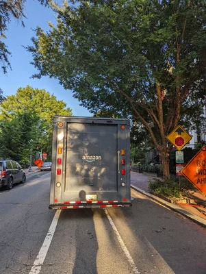 Camion de livraison Amazon sur une rue résidentielle à Washington D.C.