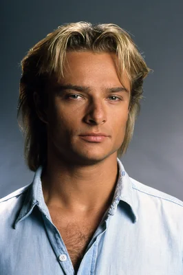 David Hallyday en portrait studio, look rock.