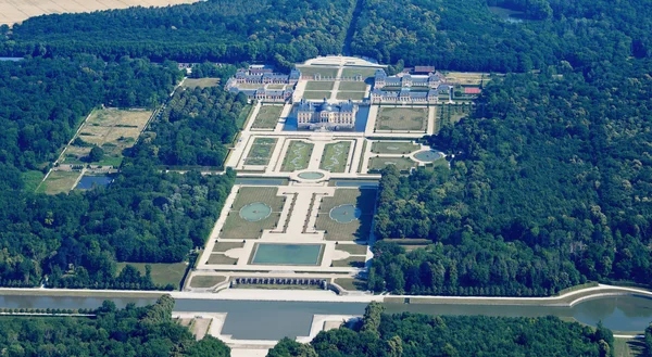 Vue aérienne du château de Vaux-le-Vicomte et de ses jardins à la française.