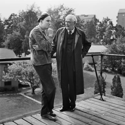 Ingmar Bergman (à gauche) et Victor Sjöström (à droite) en conversation sur une terrasse en bois en 1957.