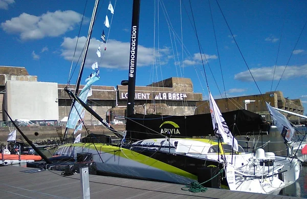 L'Imoca Apivia de Charlie Dalin amarré au Défi Azimut 2022 à Lorient.