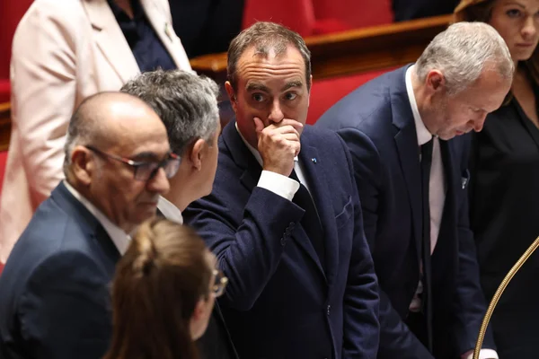 Sébastien Lecornu, ministre de l'Économie, dans l'hémicycle, affichant une expression préoccupée.