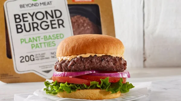 Burger végétal de la marque Beyond Burger, symbole de la concurrence dans le secteur des substituts de viande.