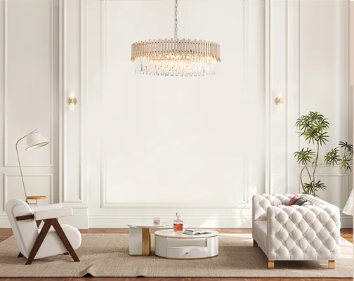 Intérieur moderne et épuré avec canapé blanc capitonné et lustre en cristal, représentatif de l'univers Homary.