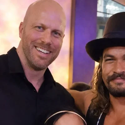 David Harbour (à droite) posant avec un compagnon lors d'un événement.