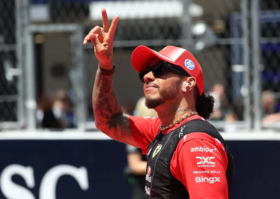 Lewis Hamilton, détendu après sa victoire, affiche un signe de paix.