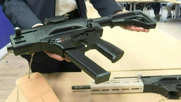 Présentation d'un pistolet-mitrailleur KCI MKII lors d'un salon.