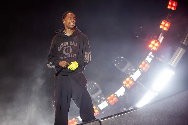 Travis Scott sur scène lors de son concert à Istanbul, vêtu d'un hoodie 'Utopia'.