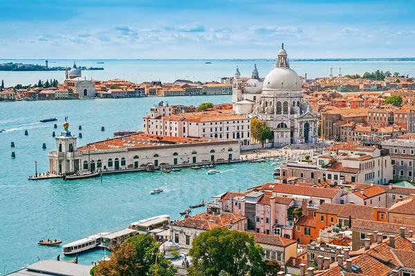Vue aérienne du Grand Canal de Venise avec la basilique Santa Maria della Salute.