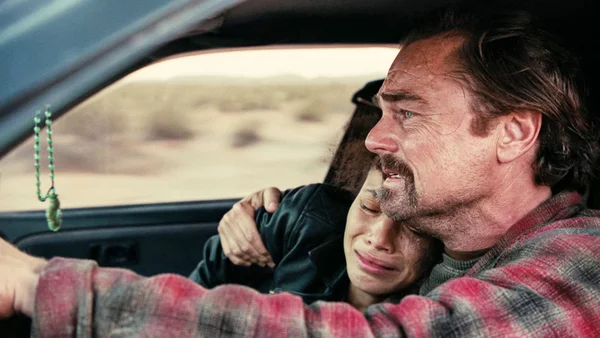 Scène du film « Une bataille après l'autre » montrant un moment d'intimité entre deux personnages.