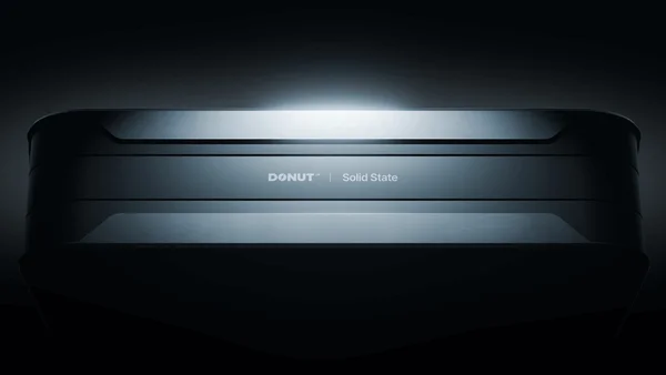 Boîtier de batterie 'DONUT | Solid State' en gros plan, éclairage studio.