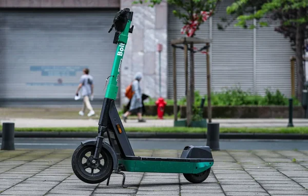 Trottinette Bolt en libre-service garée sur un trottoir.