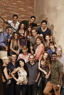 Le casting de Plus belle la vie réuni sur un escalier pour une photo de groupe.