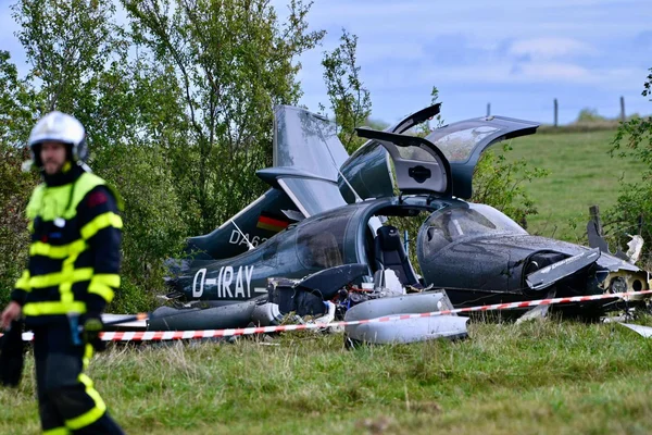 Épave d'un avion bimoteur immatriculé G-IRAY à Seichamps, avec un pompier sur les lieux.