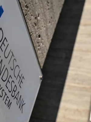 Panneau de la Deutsche Bundesbank, banque centrale allemande, sur un mur en béton.
