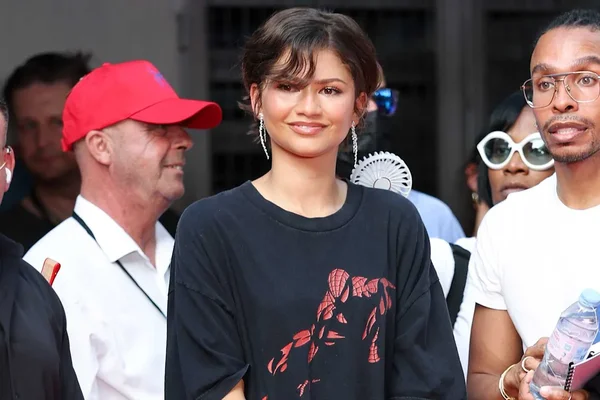 Zendaya au photocall de 'Brand New Day' à Paris, vêtue d'un t-shirt Spider-Man vintage à 35 dollars.