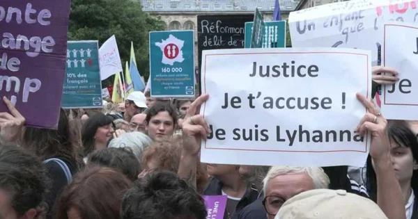 Manifestants brandissant des pancartes évoquant l'affaire Lyhanna et réclamant justice contre les violences sexuelles.